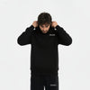 Sweat Ayrton Senna noir – modèle ajustant la capuche, look racing minimaliste