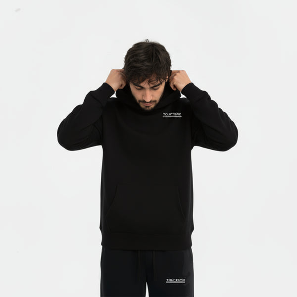 Sweat Ayrton Senna noir – modèle ajustant la capuche, look racing minimaliste