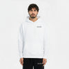 Homme portant un hoodie blanc avec le logo "TOURISMO" à gauche de la poitrine et pantalon noir assorti