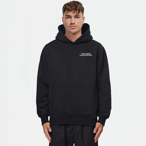 Sweat à capuche noir TOURISMO sur mannequin homme, look sobre et contemporain