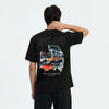 T-shirt noir ENGLAND avec une voiture de Formule 1 orange sur le dos, homme de dos main sur la tête