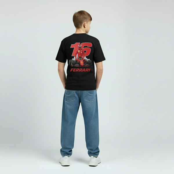 Gros plan sur le flocage rouge #16 Ferrari au dos du t-shirt noir enfant