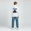 Image d’un enfant portant le sweat Max Verstappen blanc, vu de dos avec visuel Red Bull Racing.