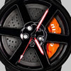 Primo piano del cerchio e della pinza incisa nismo, orologio Nissan GT-R