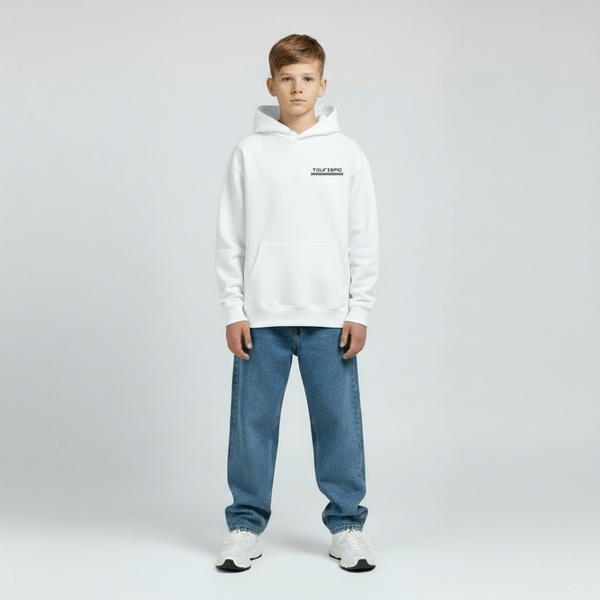 Enfant de face portant le sweat blanc Tourismo x Ferrari