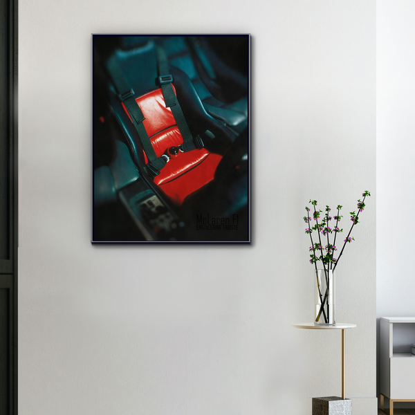 Visuel du siège central rouge et harnais noir de la McLaren F1. Hommage visuel à l’ingénierie