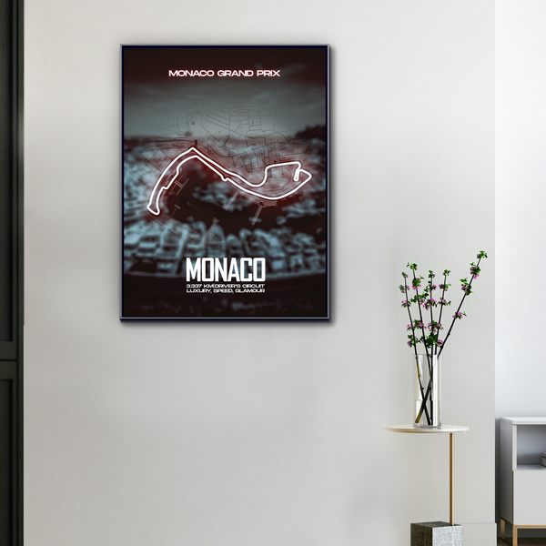 Toile murale circuit F1 Monaco en néon rouge sur fond noir, accrochée dans un intérieur moderne avec plante verte