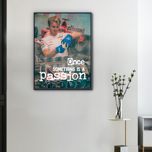toile murale F1 Michael et Nico accrochée dans un salon avec design vintage et citation