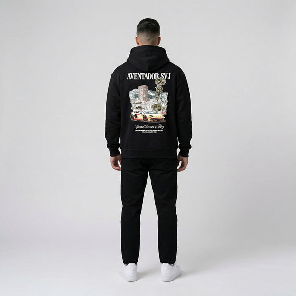 Hoodie Lamborghini Aventador SVJ noir porté, vue de dos en entier, imprimé arrière visible