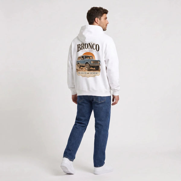 Sweat Ford Bronco First Generation blanc porté de dos en plan large avec print High Desert Edition