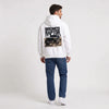 Sweat Ford Bronco Raptor blanc porté de dos en plan large avec print Off-Road