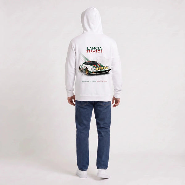 Sweat Lancia Stratos Virage victorieux blanc porté de dos en plan large