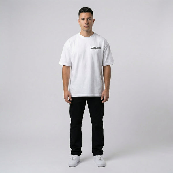 T-shirt BMW M3 G80 blanc porté, vue de face en entier, coupe regular fit