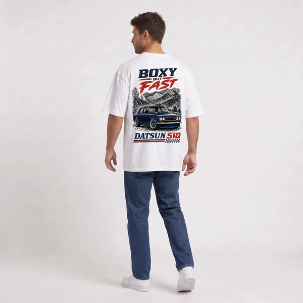 T-shirt Datsun 510 blanc porté de dos en plan large