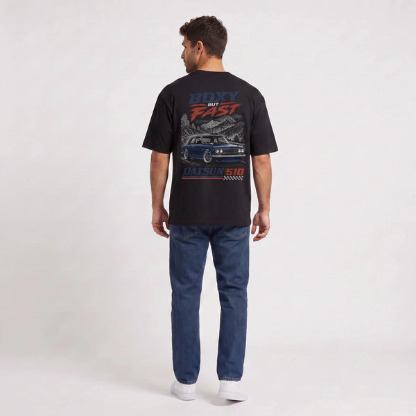 T-shirt Datsun 510 noir porté de dos en plan large