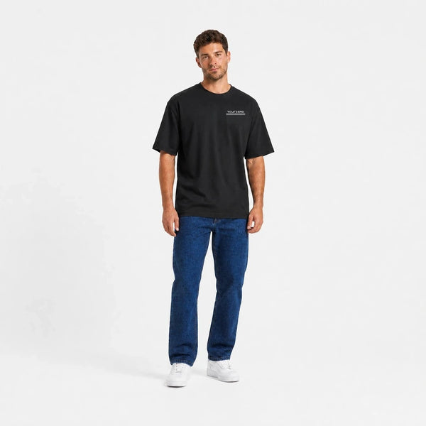 T-shirt Datsun 510 noir vu de face en plan large avec logo Tourismo