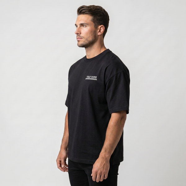 T-shirt noir Tourismo Clothing vue de profil avec logo poitrine blanc damier