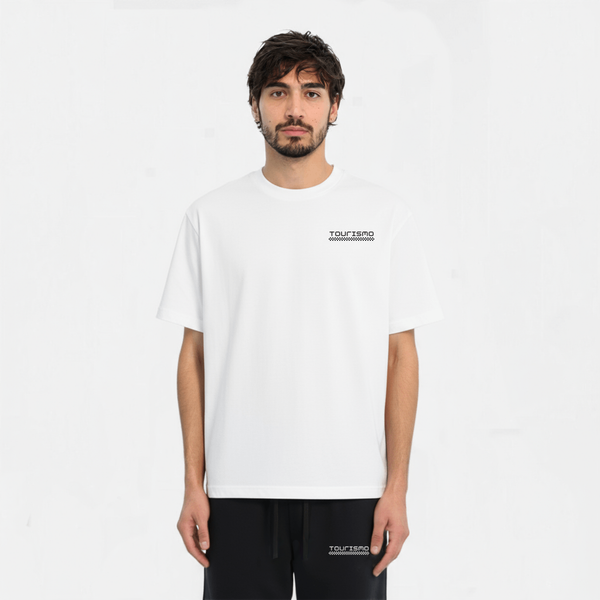 T-shirt F1 Silverstone Circuit d’Angleterre blanc – modèle de profil, logo Tourismo brodé côté cœur
