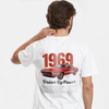 T-shirt Mustang Shelby GT500 blanc – imprimé voiture 1969 – vu de dos sur mannequin homme