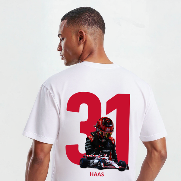 T-shirt blanc Esteban Ocon, gros plan sur le design numéro 31 texturé avec illustration du pilote Haas en pleine attaque