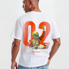 Gros plan sur le design du T-shirt blanc Ayrton Senna avec numéro 02 rouge et monoplace McLaren