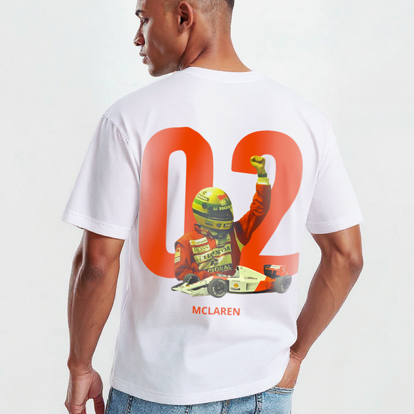 Gros plan sur le design du T-shirt blanc Ayrton Senna avec numéro 02 rouge et monoplace McLaren