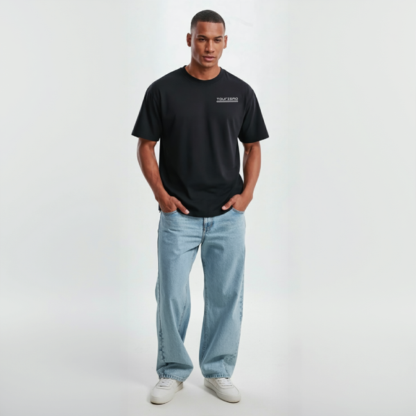 T-shirt noir F1 Pierre Gasly, vue de face en pied sur mannequin en jean et baskets blanches