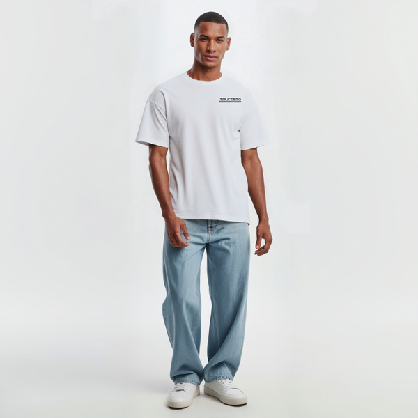 T-shirt blanc Toyota Supra MK4 Fast And Furious en vue complète, porté par mannequin en jean clair et baskets blanches