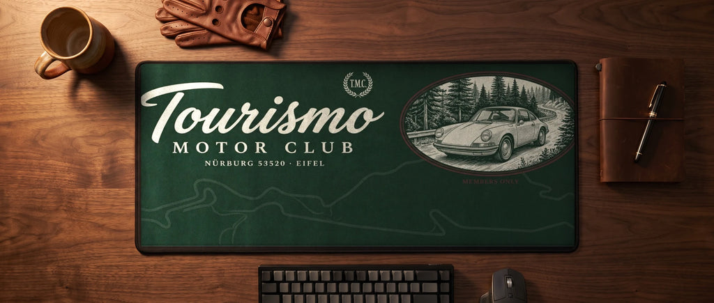 Tapis de bureau Tourismo Motor Club vu du dessus sur un bureau en noyer, clavier et souris en bas