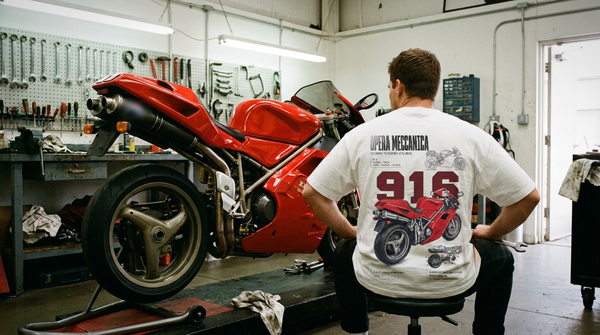 Vêtement moto : neuf machines, neuf caractères