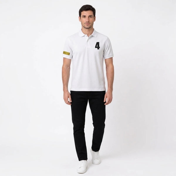 Homme portant le polo blanc Lando Norris, vu de face en pied