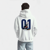 Dos d’un hoodie blanc avec impression d’un pilote Red Bull sur une monoplace, grand numéro 01 bleu marine, porté par un homme en jean clair, capuche relevée, fond blanc.