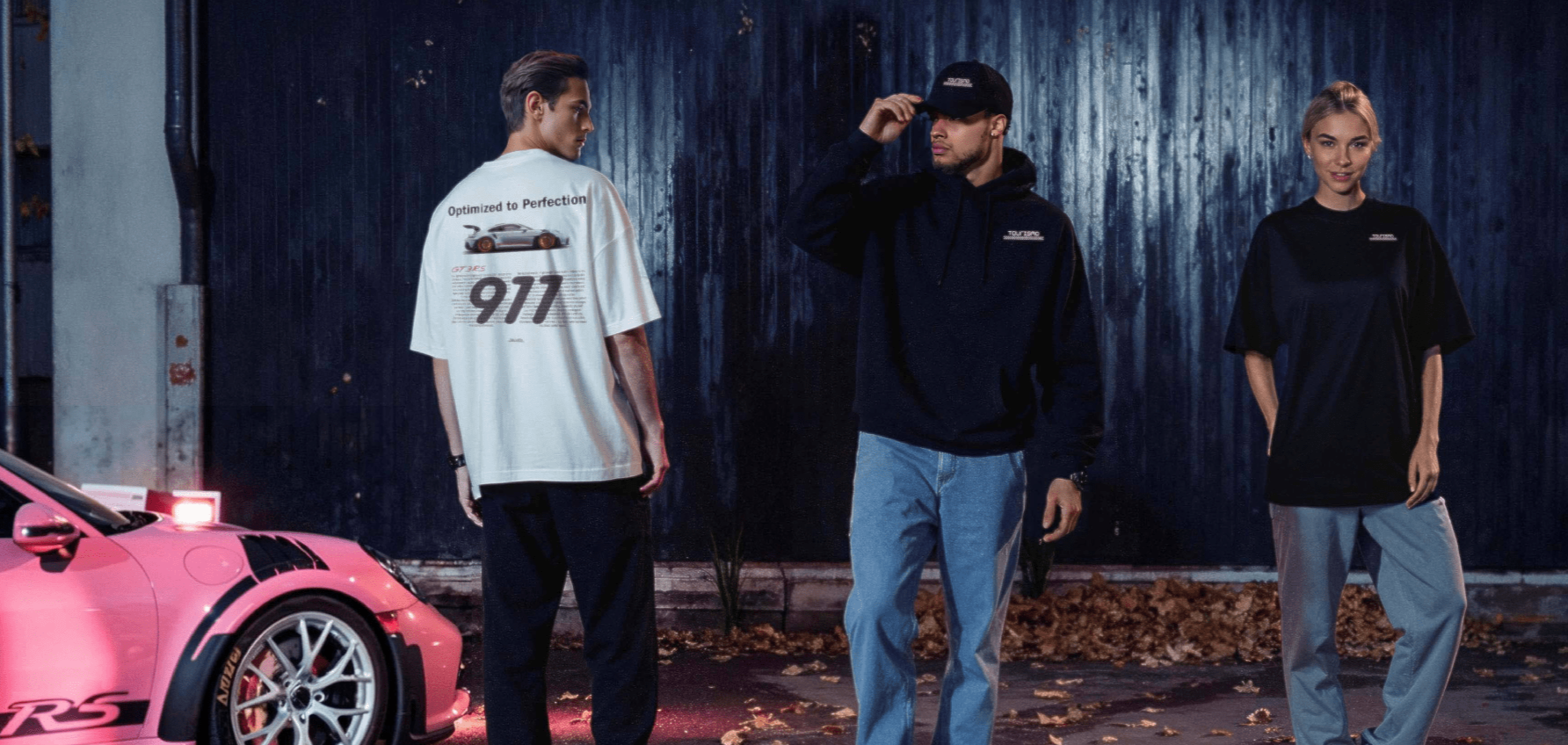 3 personnes portant des vetements gt3 rs de tourismo clothing