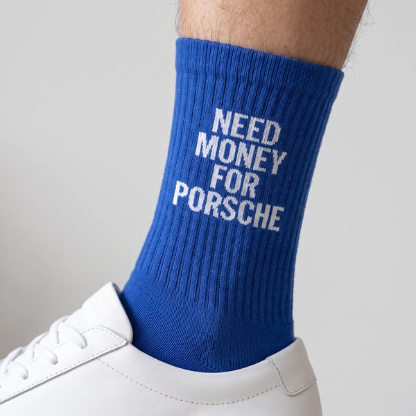 Calzini Need Money For Porsche blu cobalto, primo piano del motivo lavorato