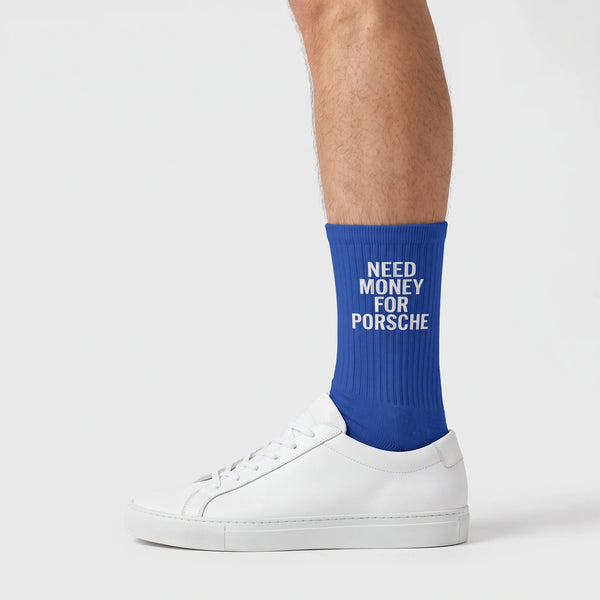Calzini Need Money For Porsche blu cobalto, indossati, vista laterale con sneakers bianche