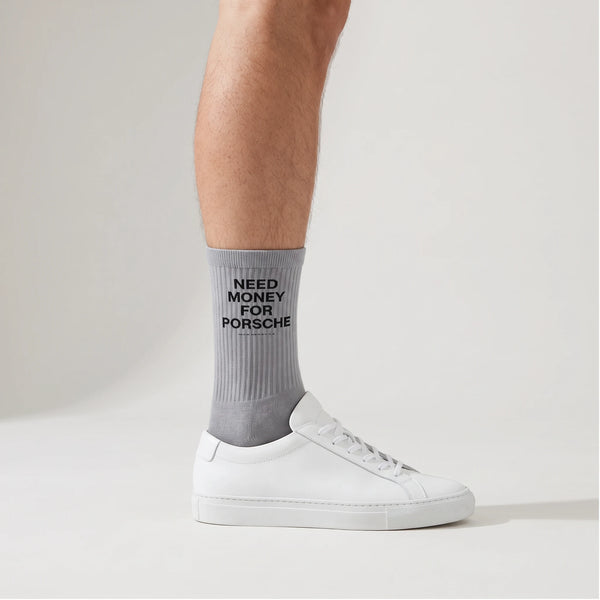 Calzini Need Money For Porsche grigio, indossati, vista laterale con sneakers bianche