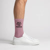 Calzini Need Money For Porsche rosa cipria, indossati, vista laterale con sneakers bianche