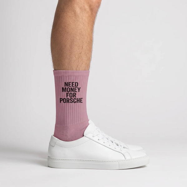 Calzini Need Money For Porsche rosa cipria, indossati, vista laterale con sneakers bianche