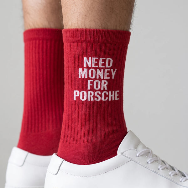 Calzini Need Money For Porsche rosso racing, primo piano del motivo lavorato