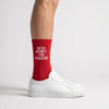 Calzini Need Money For Porsche rosso racing, indossati, vista laterale con sneakers bianche
