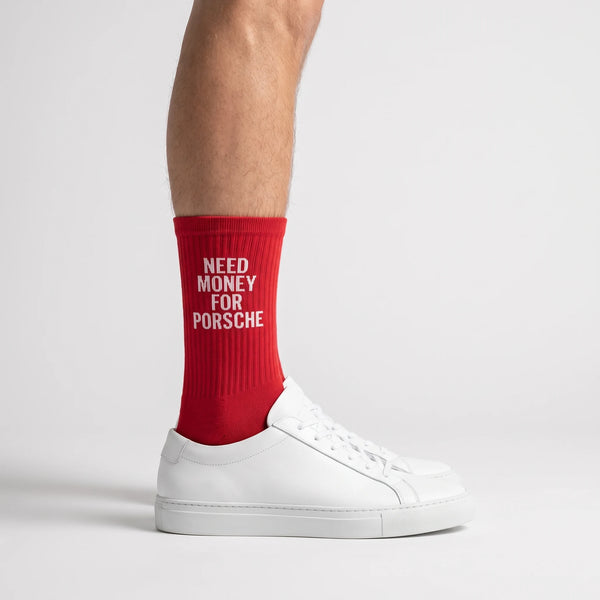 Calzini Need Money For Porsche rosso racing, indossati, vista laterale con sneakers bianche