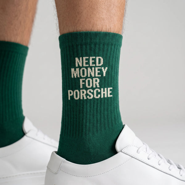 Calzini Need Money For Porsche verde bottiglia, primo piano del motivo lavorato