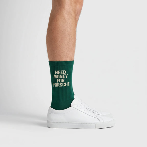 Calzini Need Money For Porsche verde bottiglia, indossati, vista laterale con sneakers bianche