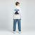 Image d’un enfant portant le sweat Max Verstappen blanc, vu de dos avec visuel Red Bull Racing.