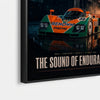 Vue rapprochée du poster Mazda 787B Le Mans 1991 Tourismo avec livrée orange et verte et texte The Sound of Endurance