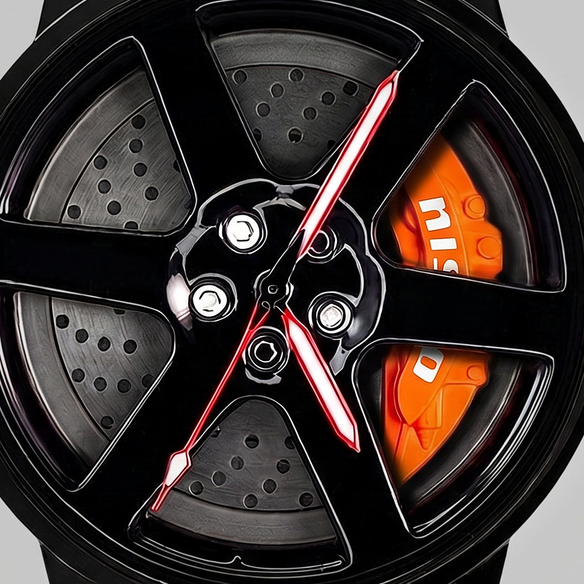 Primo piano del cerchio e della pinza incisa nismo, orologio Nissan GT-R
