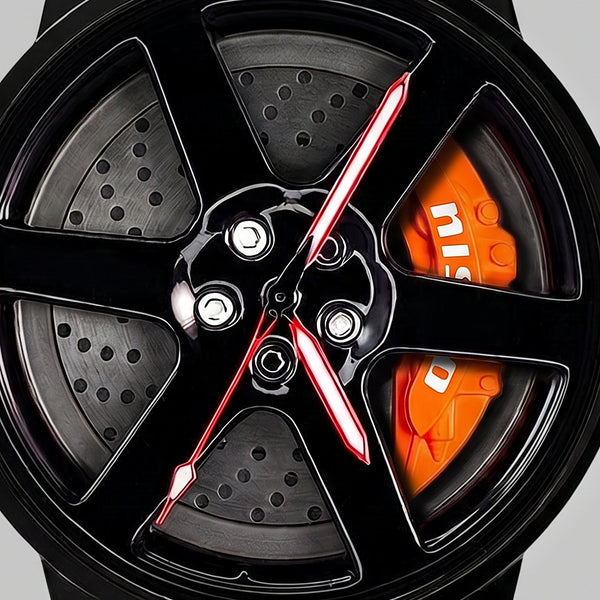 Primo piano del cerchio e della pinza incisa nismo, orologio Nissan GT-R