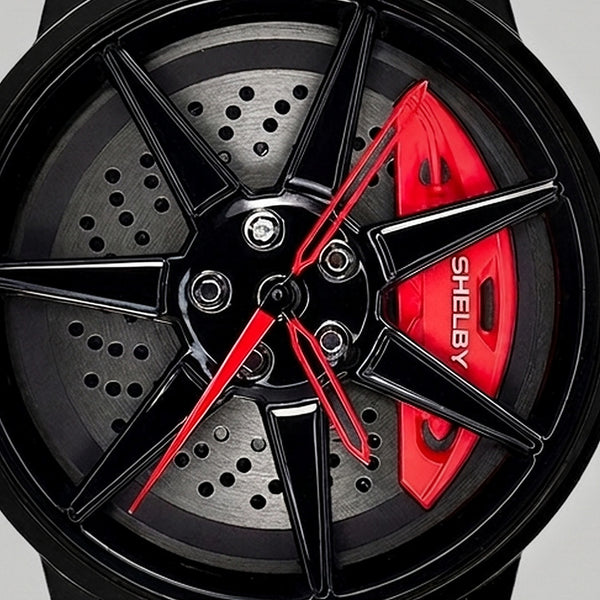 Primo piano del cerchio e della pinza incisa SHELBY, orologio Shelby GT500
