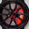 Primo piano del cerchio e della pinza incisa M, orologio BMW M3