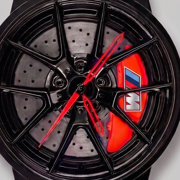 Primo piano del cerchio e della pinza incisa M, orologio BMW M3